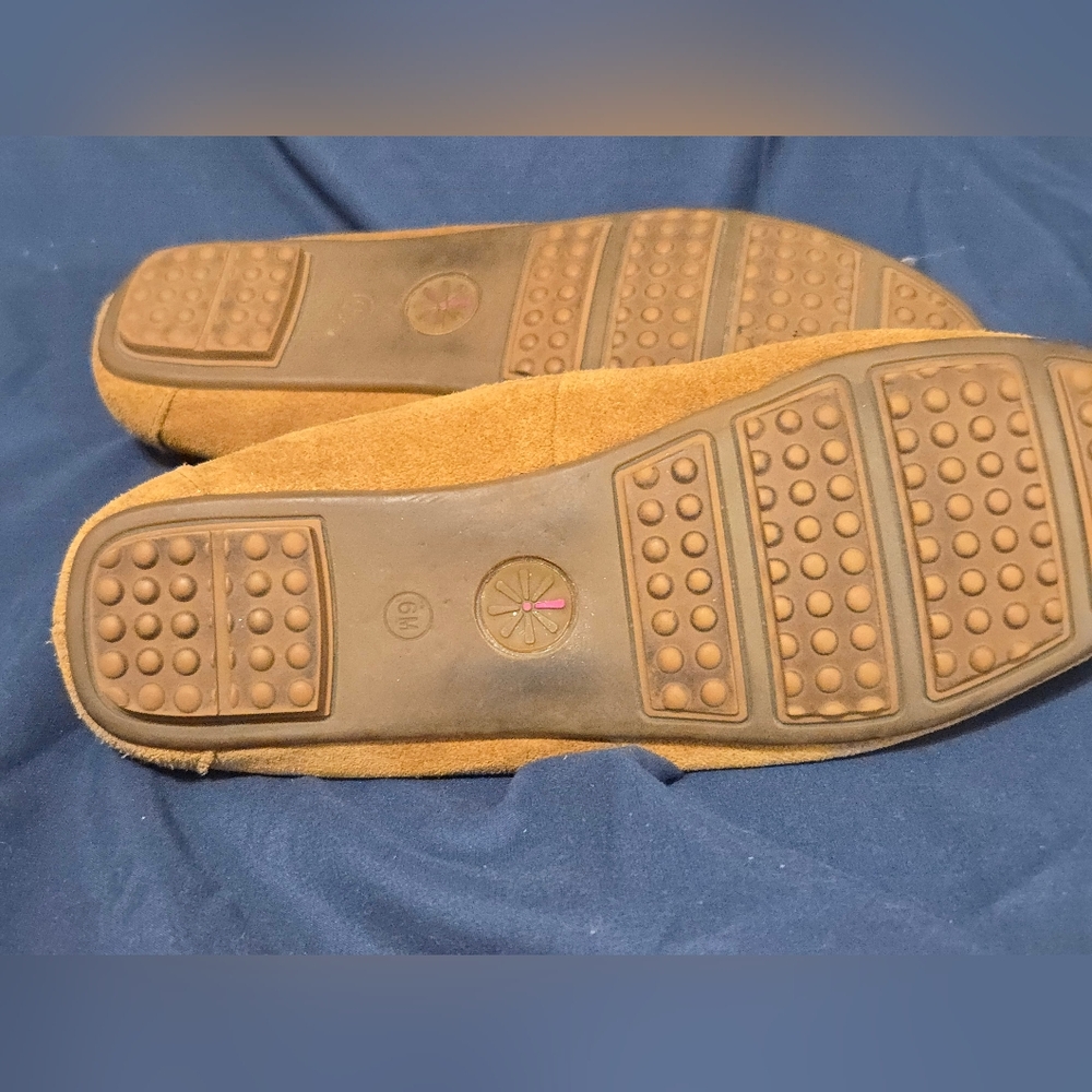 Isaac Mizrahi Tan Brown Suede Moccasin - Slip On Driving Shoes - Women's Size 6M - Picture 7 of 7